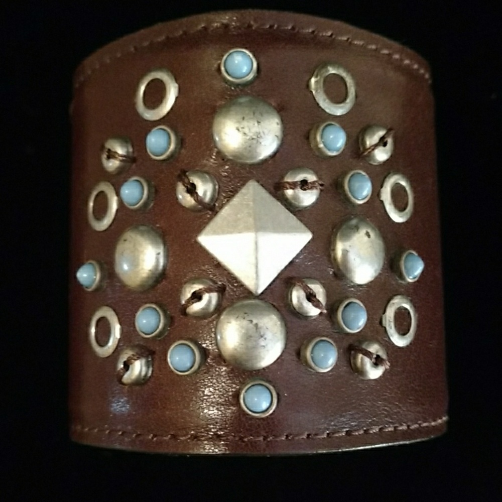 💋💕Nine West leather cuff bracelet